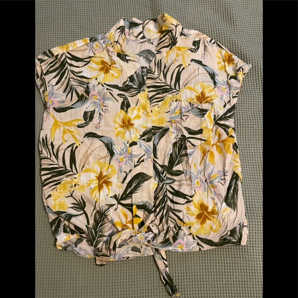 2/$15 Old navy front tie button up Hawaiian floral blouse